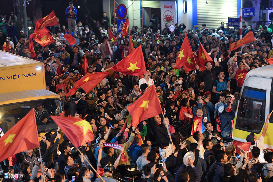 CĐV quá khích nhảy nóc xe buýt ăn mừng bóng đá U23 Việt Nam